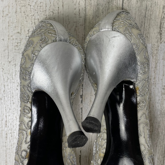 Stuart Weitzman silver mesh lace heels 7.5M (fits like 7) - Picture 11 of 13